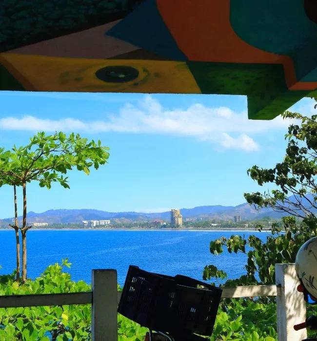 La baie de Jaco vue depuis une terrasse ombragée